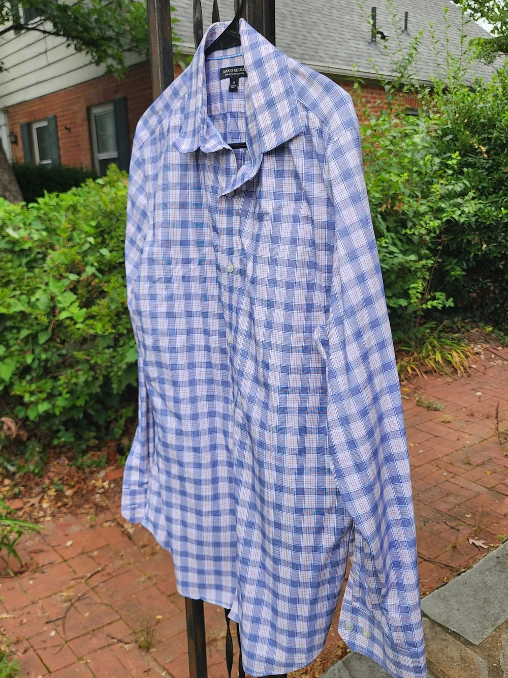 Banana Republic Men's Long Sleeve Button Down Shirt. Size Medium.